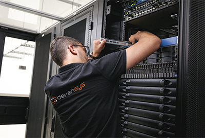 collaborateur de devensys en train d'installer du matériel dans un data center.
