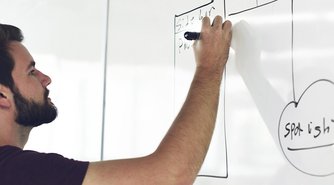 écran d'ordinateur avec du code informatique de couleur DEVENSYS