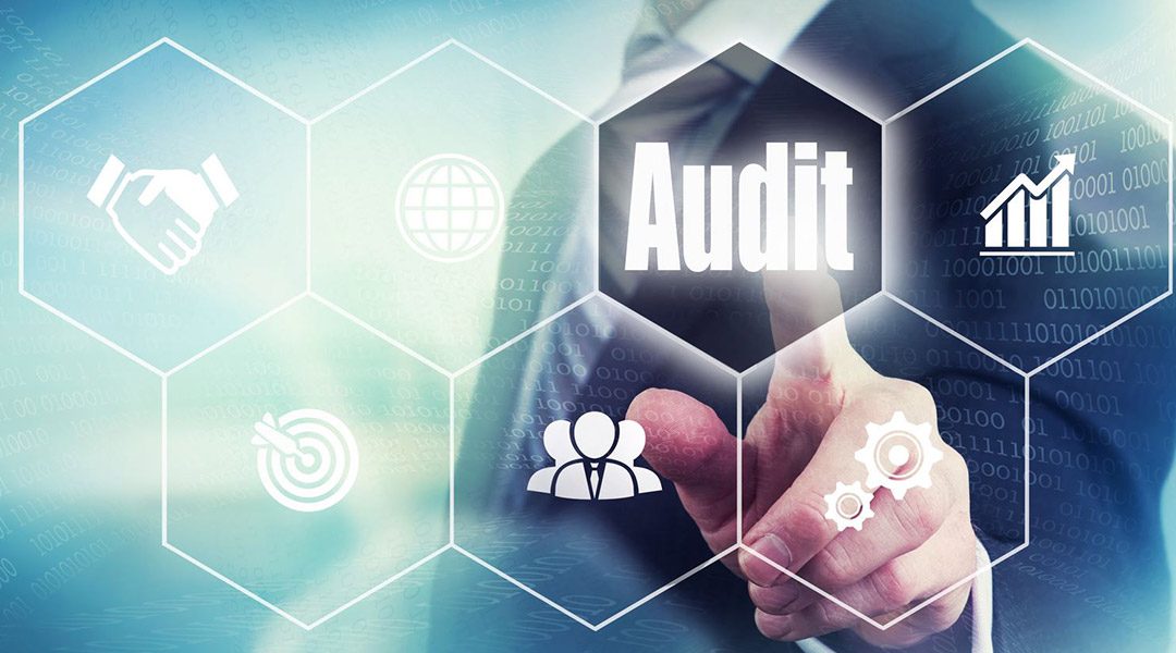 homme pointant du doigt pour cliquer sur une cellule Audit, entouré de plusieurs icones