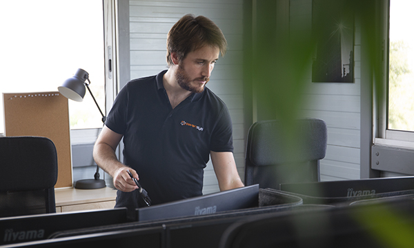collaborateur de DEVENSYS en train d'installer des postes informatiques dans des bureaux