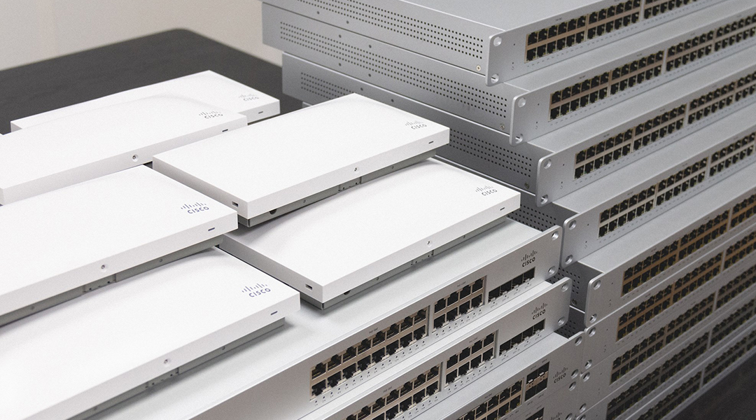 materiel informatique sur un bureau composé de switch et borne wifi cisco