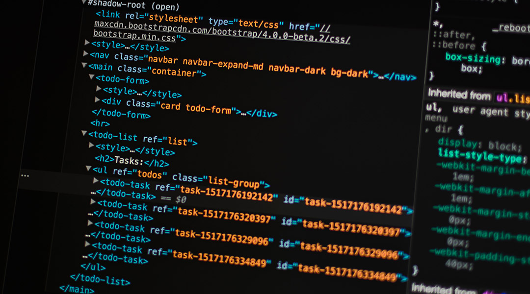 écran d'ordinateur avec du code informatique de couleur DEVENSYS
